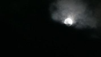 nuvens se movendo em uma lua cheia video