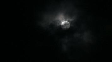 nuages se déplaçant à travers une pleine lune video