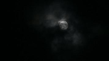 nubes moviéndose a través de una luna llena video