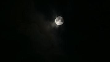 nuvole che si muovono attraverso la luna piena video