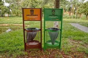 cassilandia, mato grosso do sul, brasil, 2021 -basura selectiva en una plaza pública foto