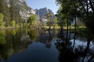 Cataratas de Yosemite y río merced inundado foto