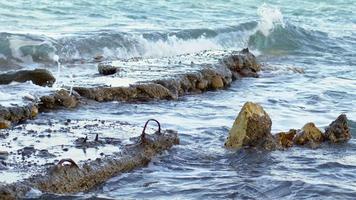 rocas y olas salvajes del mar video