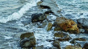 rochas e ondas do mar selvagem
