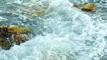 rocce e onde del mare selvaggio video