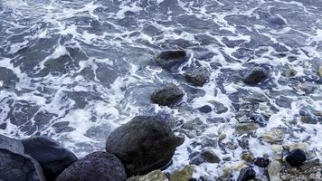 rocas y olas salvajes del mar video