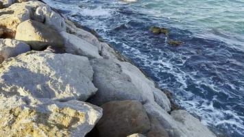 rocas y olas salvajes del mar video