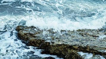 rocas y olas salvajes del mar