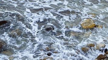 rocas y olas salvajes del mar video