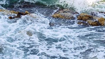 rochas e ondas do mar selvagem video