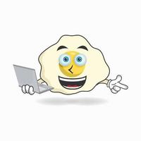 personaje de mascota de huevo con ordenador portátil en la mano derecha. ilustración vectorial vector