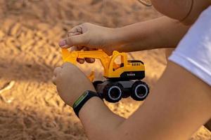 cassilandia, mato grosso do sul, brasil, 2021 -excavadora de juguete en miniatura foto