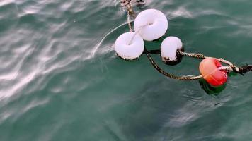 redes de pesca en el agua del mar video