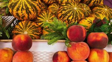 perzik en meloen in kruidenierswinkelmarkt video