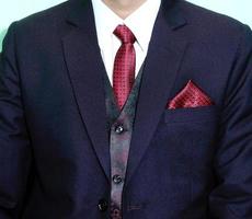 Detalle del hombre en traje a medida, pañuelo de bolsillo y corbata foto