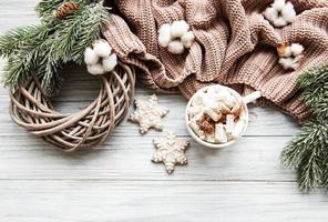 Composición navideña con galletas y chocolate caliente. foto
