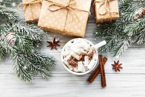 Composición navideña con chocolate caliente y cajas de regalo.
