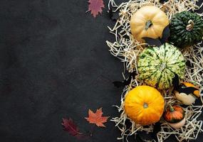 calabazas sobre un fondo negro foto