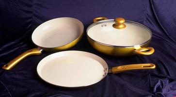 ollas y sartenes. conjunto de utensilios de cocina para cocinar y utensilios de cocina. foto