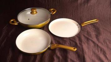 ollas y sartenes. conjunto de utensilios de cocina para cocinar y utensilios de cocina. foto