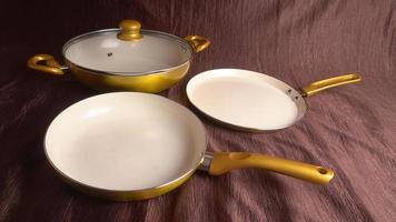 ollas y sartenes. conjunto de utensilios de cocina para cocinar y utensilios de cocina. foto