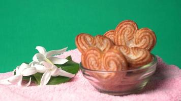 Deliciosa galleta casera en forma de corazón sobre un fondo de color. vista superior. lugar para el texto. foto