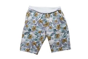 Pantalones cortos de verano aislados en blanco, pantalones cortos de playa - primer plano foto