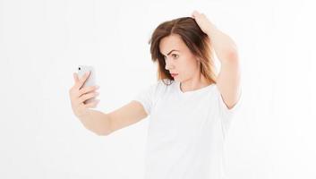 Mujer bonita y sexy tomando un selfie aislado sobre fondo blanco, espacio de copia, maqueta foto