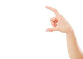 mano femenina asiática, coreana midiendo elementos invisibles, la palma de la mujer haciendo un gesto mientras muestra una pequeña cantidad de algo sobre fondo blanco aislado foto