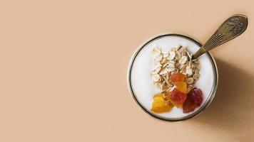 Vista panorámica crema agria yogur avena frutas topping jar