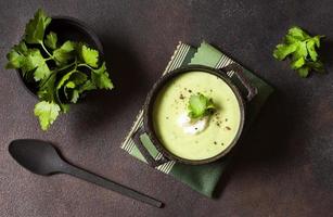 sopa de crema de brócoli comida de invierno con perejil foto