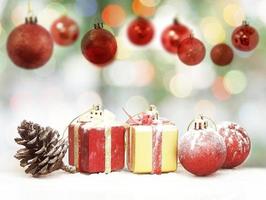 decoración navideña con fondo de bola de navidad colgante foto