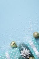 Cajas de regalo para año nuevo y navidad con nieve y decoración y espacio para copiar. fondo de navidad foto