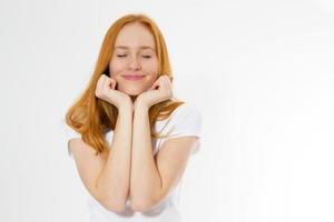 mujer de pelo rojo de belleza con una sonrisa encantadora para ti con piel de salud, pelirrojo aislado sobre fondo blanco, belleza femenina. la emoción humana calma. foto