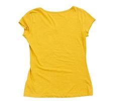 La vista posterior de la camiseta amarilla se puede utilizar como plantilla de diseño, camiseta amarilla vista superior de la maqueta aislada, fondo de la camiseta vacía Maqueta de la camiseta vacía foto