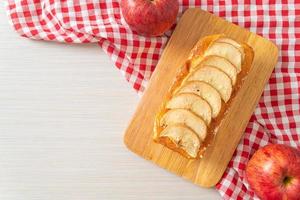 Pan de manzana desmenuzado sobre tablero de madera