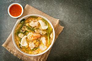 sopa sukiyaki con tazón de mariscos foto