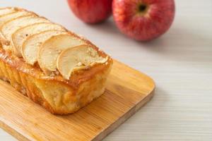 Pan de manzana desmenuzado sobre tablero de madera foto