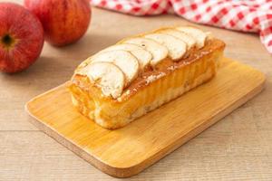 Pan de manzana desmenuzado sobre tablero de madera