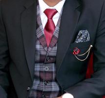Detalle del hombre en traje a medida, pañuelo de bolsillo y corbata foto