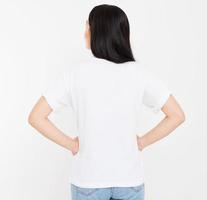 Vista posterior joven morena coreana, asiática en camiseta blanca en blanco, diseño de camiseta y concepto de personas, maqueta, espacio de copia. foto