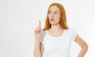 Photo wow red hair lady isolated on white background pointing her finger in eureka sign, having great innovative idea, understanding or solution she has just got. Copy space.