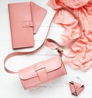 bolsos y complementos de piel rosa foto