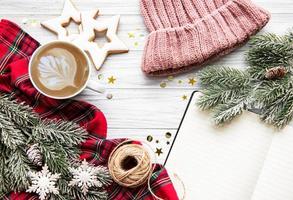 taza de café y adornos navideños foto