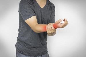 Hombre sujetando dolor de brazo, concepto como cuidado de la salud