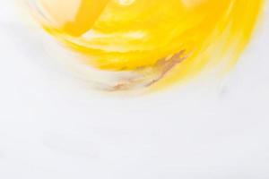 acuarela amarillo brillante formando semicírculo papel blanco foto
