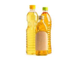 aceite vegetal con aceite de oliva en botella diferente para cocinar aislado sobre fondo blanco con trazado de recorte. foto