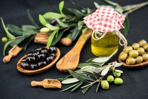 aceite de oliva prensado en frío con rama y frutos