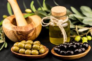 aceite de oliva prensado en frío con rama y frutos