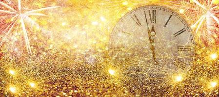 reloj de año nuevo de fuegos artificiales. reloj de año nuevo de cuenta regresiva. reloj que marca unos minutos para el año nuevo con antorchas y fuegos artificiales. foto
